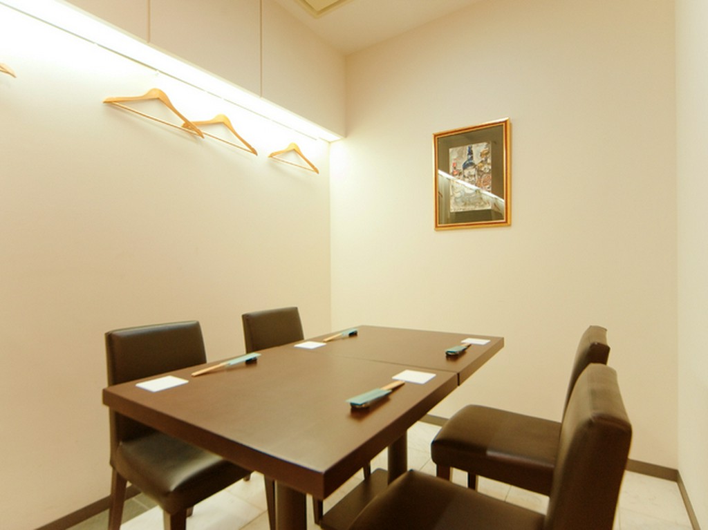 接待や会食に　バリアフリーにも対応した半個室のテーブル席