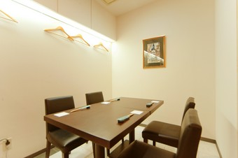 接待や会食に　バリアフリーにも対応した半個室のテーブル席