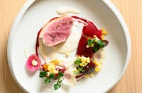 ２０２４年４月１日より毎月1日~10日(定休日を除く)の10日間
今までよりも自然かつシンプルで、皆様にもより気軽に召し上がって頂けるような、即興に近いかたちで創る料理を6~7皿から成るコース仕立。