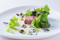 ふんわりと和が香る『江別産黒豚肩ロース、新にんにくと豆乳のクリーム、赤紫蘇を纏ったズッキーニ、苦瓜』