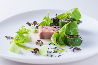 ふんわりと和が香る『江別産黒豚肩ロース、新にんにくと豆乳のクリーム、赤紫蘇を纏ったズッキーニ、苦瓜』