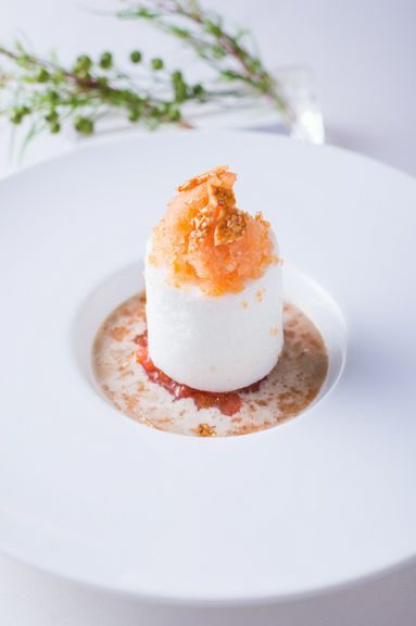 『イルフロッタントをイメージに烏龍茶のクリームに浮かべたメレンゲ、ピンクグレープフルーツのコンフィ』