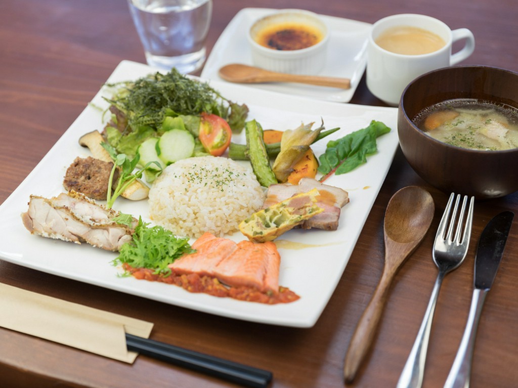 スープ・デザート・フリードリンクがセットの『本日のランチプレート』