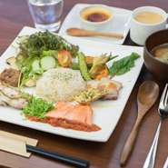牛肉・チキン・豚肉の料理を全て盛り合わせた、ボリューム満点の一品。野菜はフレッシュな県内産を多く使用。ご飯は、玄米or白米から選べます。