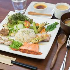 スープ・デザート・フリードリンクがセットの『本日のランチプレート』