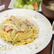 パスタは生麺の平麺を使用。高級な生クリームを使うことで、とてもクリーミーな仕上がりに。トリュフオイルで、味に深みをプラス。