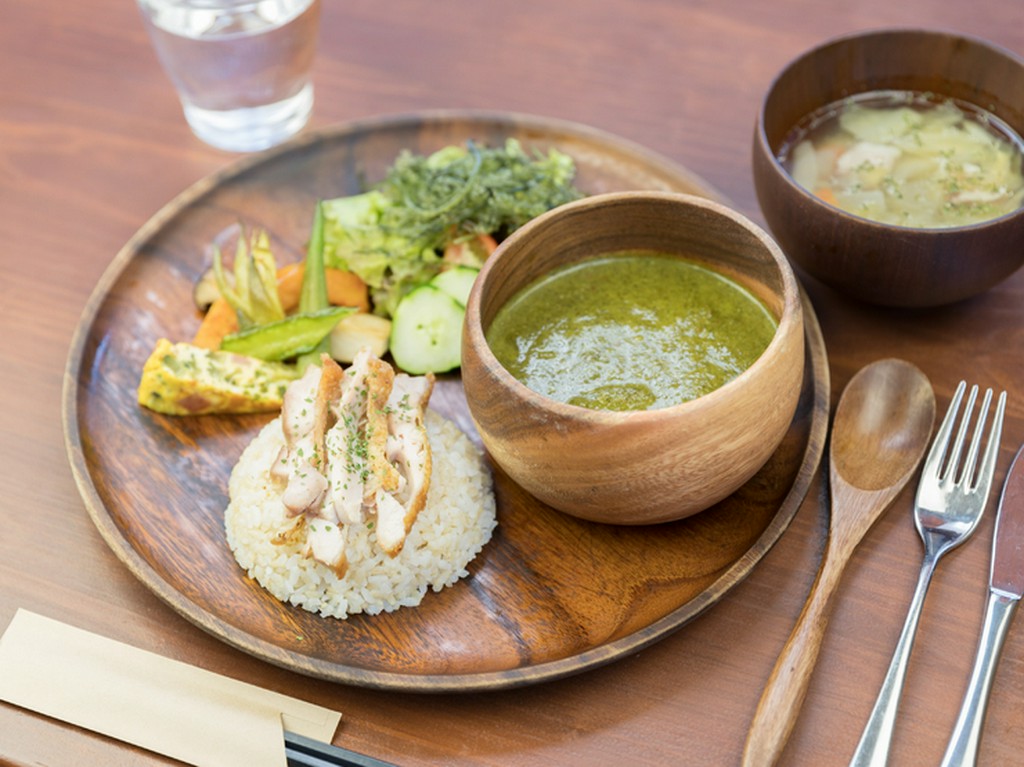 一皿に野菜がたっぷり溶け込んでいる、ヘルシーな『グリーンカレー』