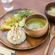 ほうれん草を使ったグリーンカレー。日本人の舌に合うように、クセをなくして食べやすくつくられています。ヘルシーな美味しさをお届け。