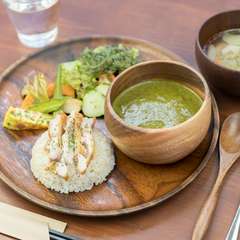 一皿に野菜がたっぷり溶け込んでいる、ヘルシーな『グリーンカレー』