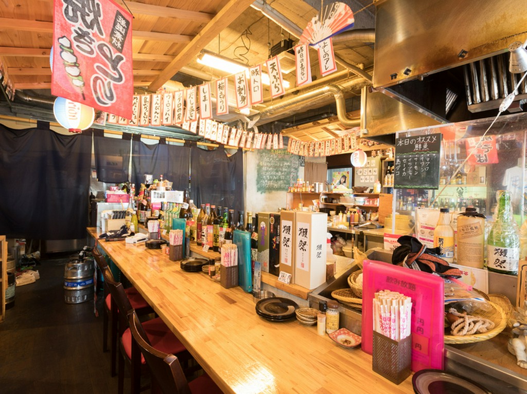 一人で訪れてもくつろげる、居心地の良いカウンター席がおすすめ