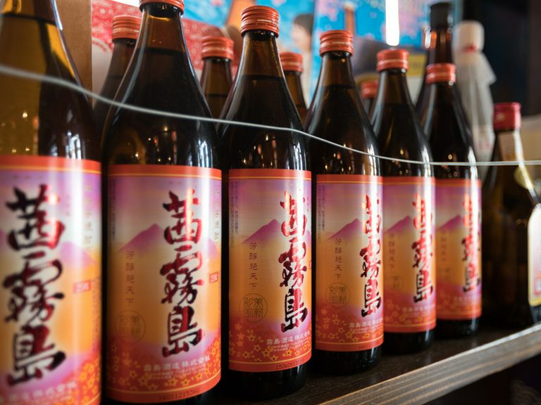 幻の芋焼酎と呼ばれる希少な「茜霧島」がズラリと並ぶ