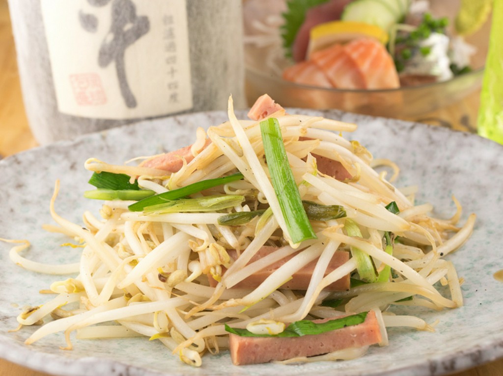 酒のつまみからお腹にたまる料理まで、沖縄の味が盛りだくさん