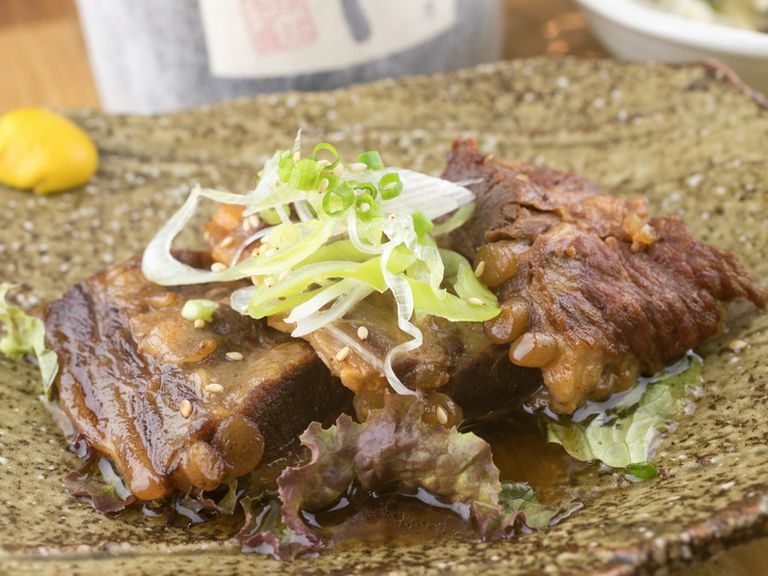 長時間煮込んだ『軟骨ソーキ』はトロトロの食感がクセになる