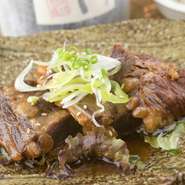 下茹でから6時間かけてじっくり煮込んだ『軟骨ソーキ』は、沖縄を代表する郷土料理。箸で簡単に切れるほどやわらかく、口に入れると豚肉の甘みが舌の上でとろけます。プルプルのゼラチン質は肌にもよさそう。