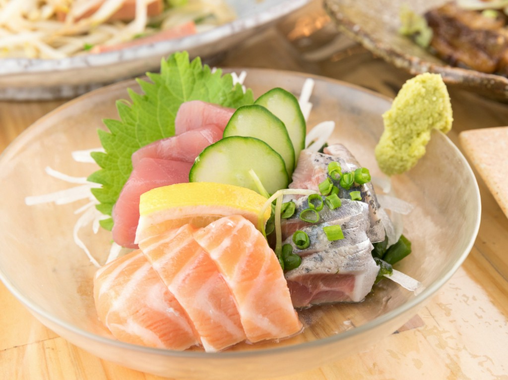 その日に仕入れた新鮮な魚を盛り込んだ『刺身三点盛り』