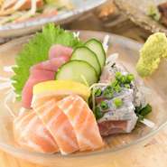近くの市場から毎日仕入れる魚を、その日のうちに提供。アジやイワシなど日本全国でおなじみの魚はもちろん、ときにはイラブチャーのような南国の魚も登場します。豪華な五点盛りも人気です。