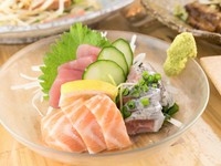 近くの市場から毎日仕入れる魚を、その日のうちに提供。アジやイワシなど日本全国でおなじみの魚はもちろん、ときにはイラブチャーのような南国の魚も登場します。豪華な五点盛りも人気です。