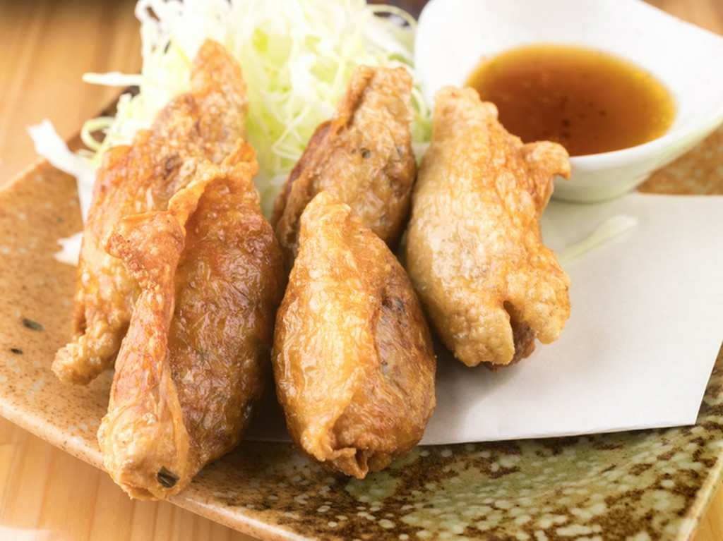 外はカリッと香ばしく、中はジューシーな『鶏皮ぎょうざ』