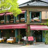 趣のある和風建築にポップな赤色のサンシェード。リストランテらしい洗練され落ち着いた雰囲気のなかに緑があふれた空間で、カジュアルに本格イタリアンを楽しめます。