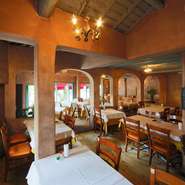 開放感のあるおしゃれな雰囲気の店内は、まるでイタリアに居るかのよう。非日常空間が誕生日や記念日など、特別な日の雰囲気を盛り立てます。前菜からデザートまでていねいにつくり上げるコース料理がおすすめです。