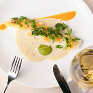 ホワイトアスパラガス、アンディーブ、スナップエンドウなど、中四国地方から仕入れている旬の新鮮野菜。野菜本来の旨みたっぷりの野菜は、料理のメインとして使用しても食べごたえがあります。