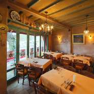 店の前に平和公園が広がり、のんびりとした雰囲気なので、子供連れのファミリーにもおすすめ。ベビーカーのまま入店できるので、パパ・ママも安心して食事を楽しめます。