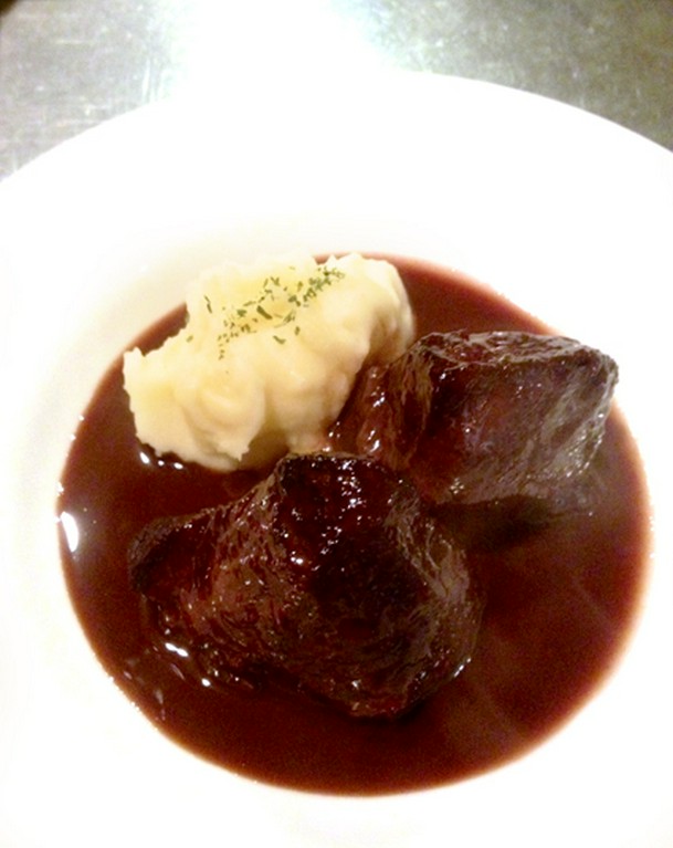 和牛ほほ肉の赤ワイン煮込みがメインのコース
