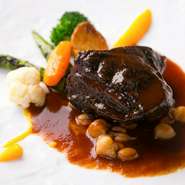 イタリア産のグラヴェッロを贅沢に使用しています。口のなかでほろほろとろけるまでじっくりと煮込んでいる黒毛和牛の旨みを堪能してください。グラヴェッロのワインとともに味わうのがおすすめです。