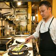 たまたま来られた方、結婚記念日の方、誕生日の方など、お客様のご利用シーンは様々です。それぞれのシーンでの食事の邪魔にならないよう、雰囲気を壊さないよう努めています。