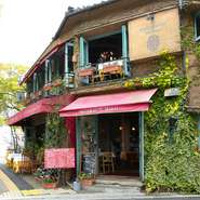 日本にいながら、まるでイタリアにいるような非日常的な雰囲気が愉しめるお店です。店の目の前は平和公園が広がります。女性おひとりでの食事や女性同士の集まりなど、ゆったりとお過ごしください。