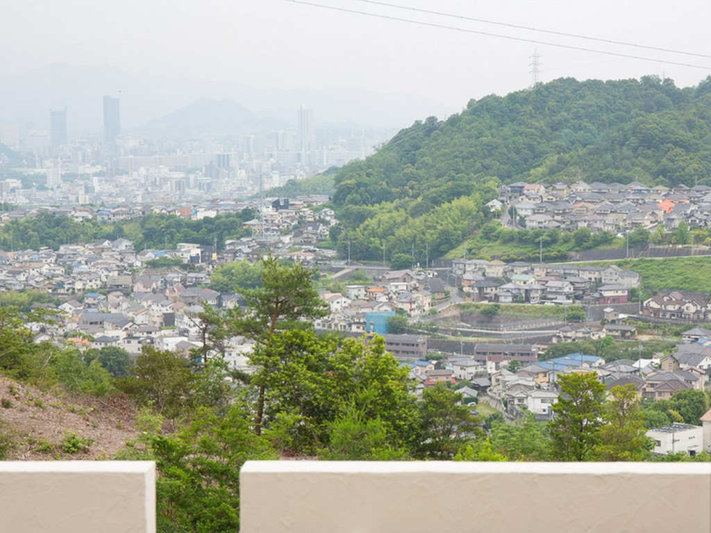 高台にある店からの景色は、山間から市内が一望できる絶景