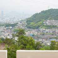 高台にある店からの景色は、山間から市内が一望できる絶景