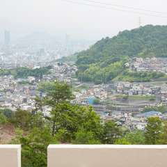 高台にある店からの景色は、山間から市内が一望できる絶景