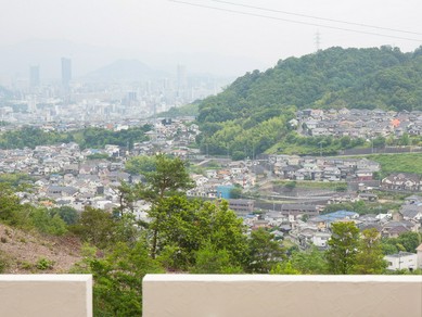 高台にある店からの景色は、山間から市内が一望できる絶景