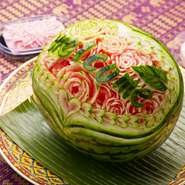写真はすいかを使用。りんごやメロンなど、旬の食材で花のような装飾を。お祝いの席に華を添えます。