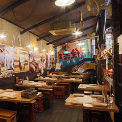 店内は昭和の漁港や市場をイメージした賑やかで活気のある空間