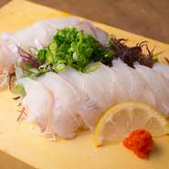 なごを刺身で食す、広島ならではの一品。栄養価が高いあなごは、旨みが深く、歯ごたえもあります。