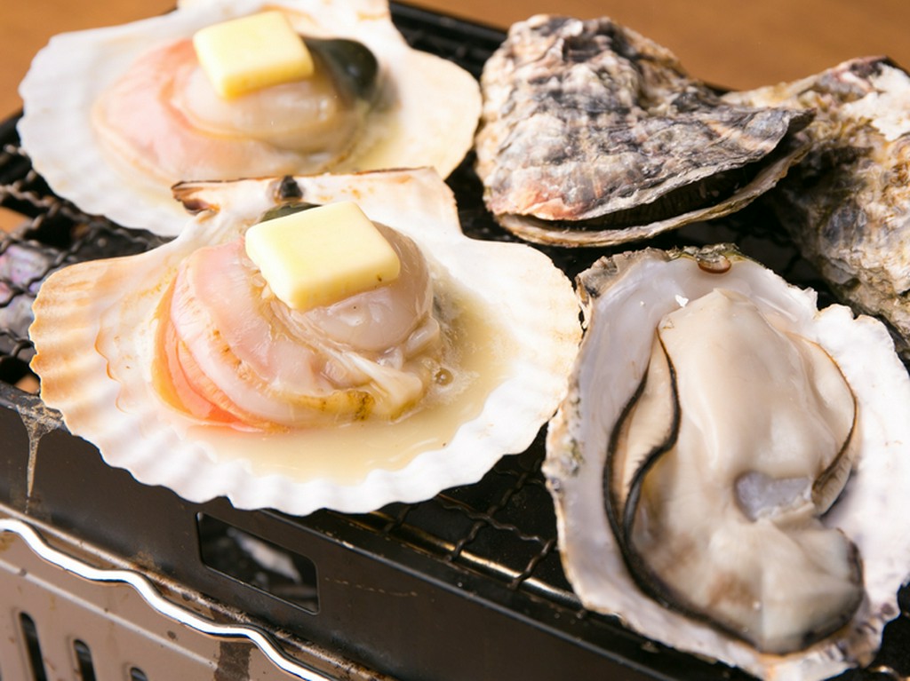 各テーブルにコンロがあり、ワイワイ楽しめる『浜焼き』