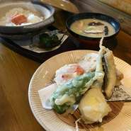 鮮魚や季節の野菜を使用。和を基本とした調理で、旬の食材の美味しさが最大限に引き出されています。ポン酢、醤油、マヨネーズ、ドレッシングなどの調味料はすべて手づくり。注文後に炊く『土鍋ご飯』は絶品です。