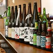 ビール、ワイン、日本酒があります。ビールはスーパードライの他、月替わりの外国産をラインナップ。特に苦みやパンチの効いたビールが好きな人には、インディア・ペール・エール（IPA）という種類がオススメです。