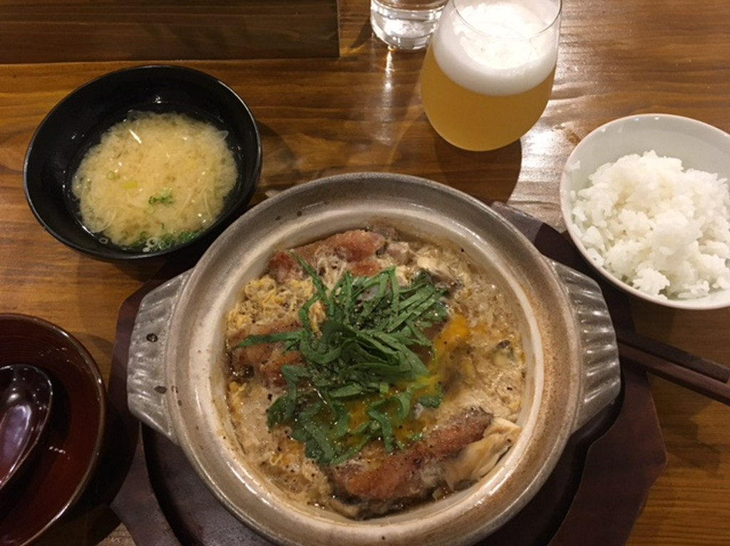 自慢のお出汁で豚肉の旨味を引き出し、ジューシーでしっかりとしたお肉本来の味わいが愉しめる『豚かつ煮』