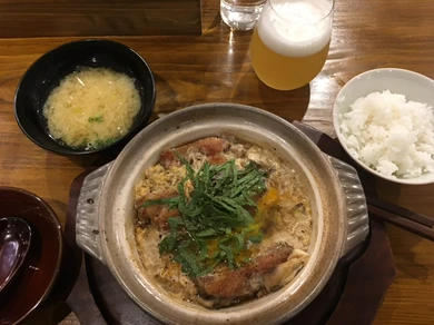自慢のお出汁で豚肉の旨味を引き出し、ジューシーでしっかりとしたお肉本来の味わいが愉しめる『豚かつ煮』
