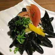 イカの美味しさや磯の香りがそのまま凝縮された、香り高いイカスミのペンネ。口に入れると、磯の香りが広がります。イカから手作業で丁寧にイカスミを取り出して使用。新鮮なイカの風味を存分に堪能できます。