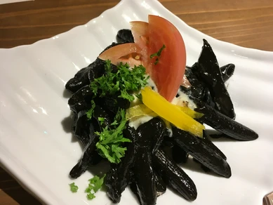 ショートパスタに、濃厚で旨味成分たっぷりなイカスミを絡めた絶品パスタ『イカスミのペンネ』