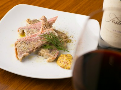 料理はおつまみ感覚で、さまざまなワインを楽しめる