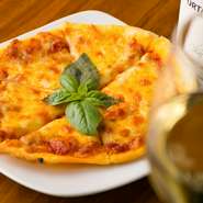 【Casa　Fiore】のピザは、ピザ生地からお店でつくっています。パリッとした触感は、ワインのおつまみとして食べることを考えたあえて軽めの仕上げ。食後の2軒目に寄ったお客さまでも、おなかの負担になりません。