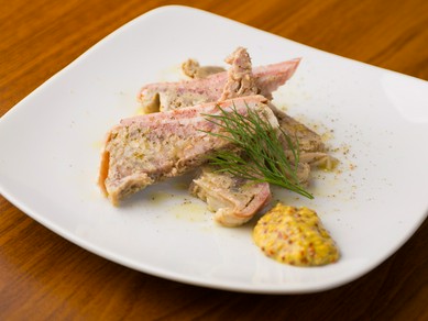 牛、豚、鶏、鴨、マリネしたさまざまな肉の旨味が融合した『パテ　ド　カンパーニュ』