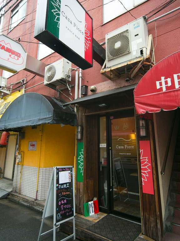 イタリアの国旗と花をイメージした看板が目印