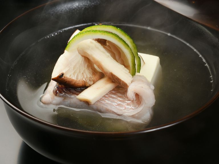 『ぐじと早松のお椀』※画像は一例です。季節に応じて食材や調理法は変わります。