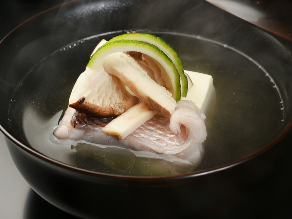 『ぐじと早松のお椀』※画像は一例です。季節に応じて食材や調理法は変わります。